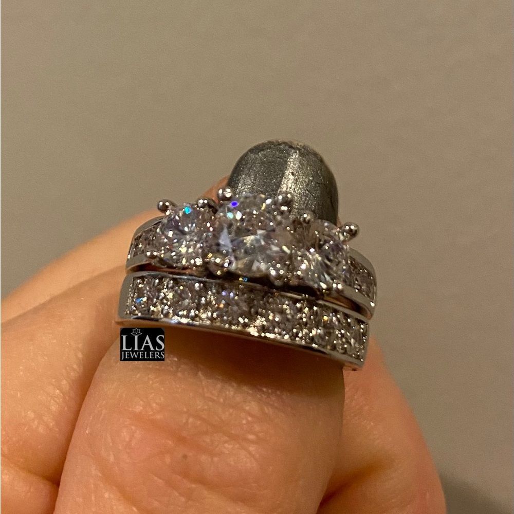 New 18k white gold wedding ring set